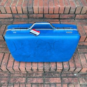 Vintage AMERICAN TOURISTER Luggage Travel Bag SWEET FIND GREAT COLOR !!